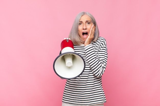 femme âgée avec un mégaphone