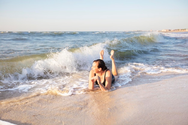 Femme âgée à la mer Homme en vacances à la plagePortrait d'une femme âgée se baignant dans la mer