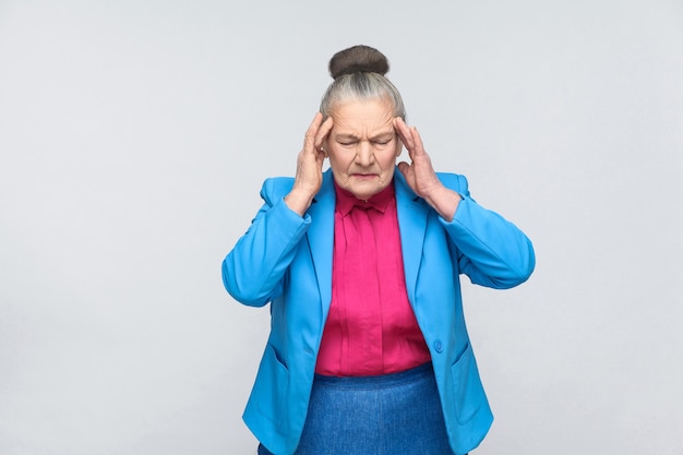 Une femme âgée a des migraines et des maux de tête