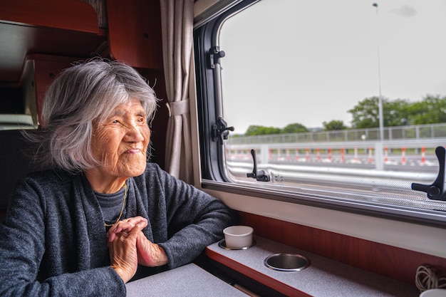 Femme agée montant une caravane