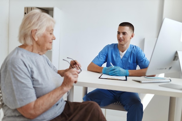 Femme agée parlant à une consultation professionnelle de docteur