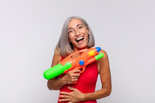 femme âgée avec un pistolet à eau