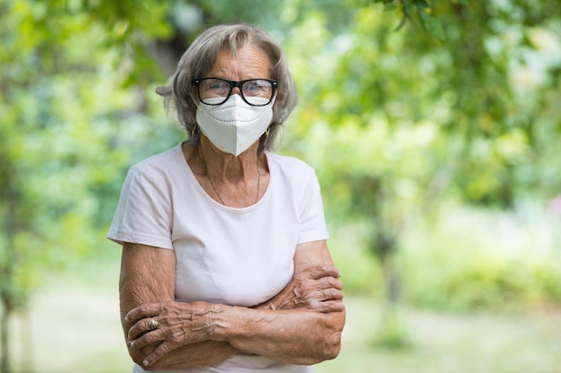 Femme âgée portant un masque protecteur contre les virus