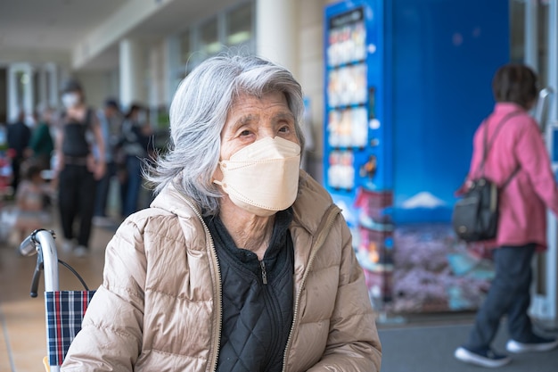 Femme âgée portant un masque