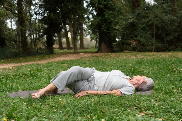 Femme âgée pratiquant le yoga à l&#39;étranger