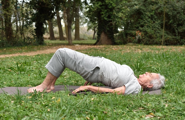 femme âgée pratiquant le yoga en plein air