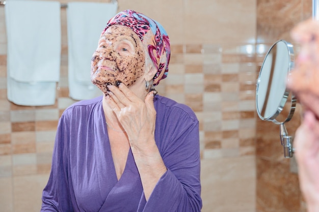 Femme âgée prenant soin de son visage