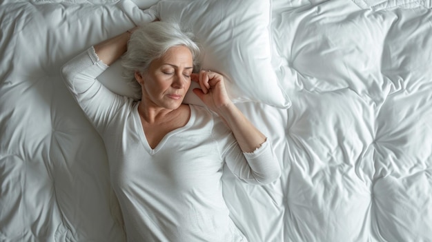 Une femme âgée qui dort dans son lit. Vue supérieure de l'espace de copie réaliste.