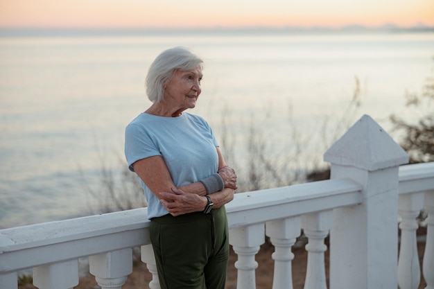 Femme âgée de race blanche au régime de remise en forme quotidien à l'extérieur