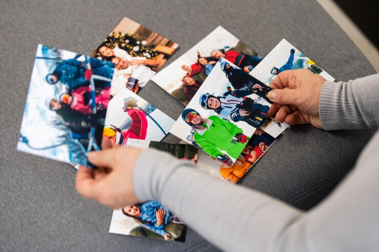 une femme âgée regarde une photo de ses petits-enfants.