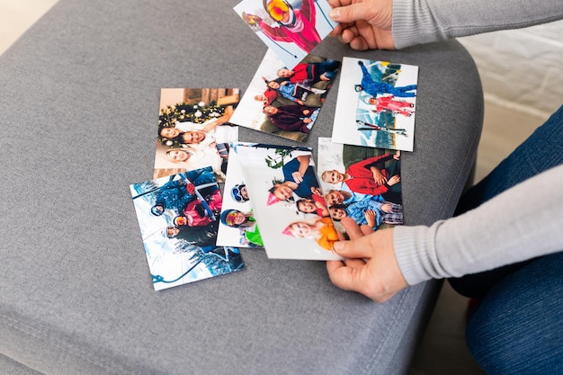 une femme âgée regarde une photo de ses petits-enfants.