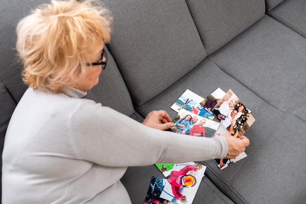 une femme âgée regarde une photo de ses petits-enfants.