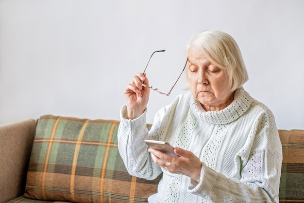 femme âgée, regarder, téléphone