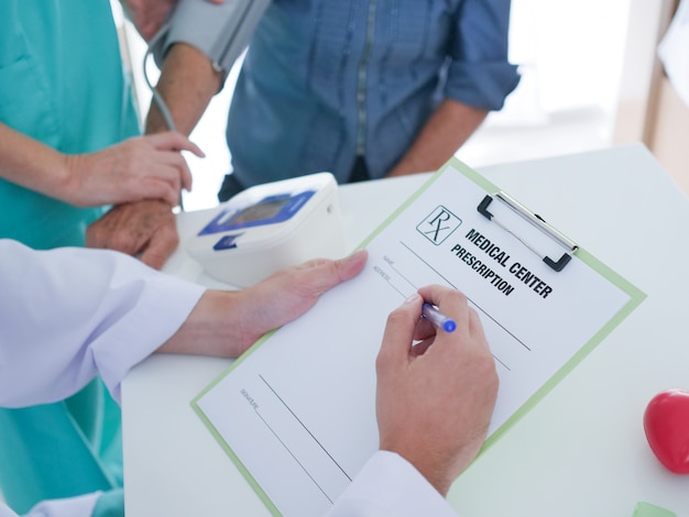 Une femme âgée rencontre un médecin à l'hôpital.