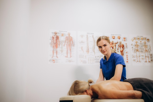 femme âgée à un rendez-vous chez un orthopédiste