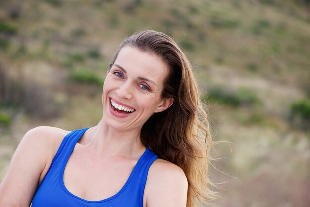 Femme âgée rire à l&#39;extérieur dans le parc