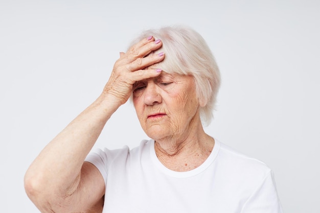 Femme âgée santé mode de vie migraine fond isolé