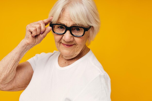Femme âgée, santé, style de vie, lunettes, isolé, fond