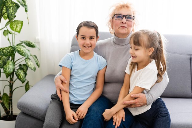 Femme âgée avec ses petites petites-filles.