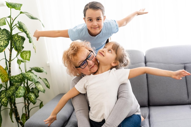 Femme âgée avec ses petites petites-filles.