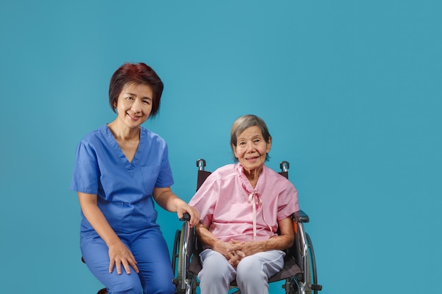 Femme âgée avec son soignant souriant