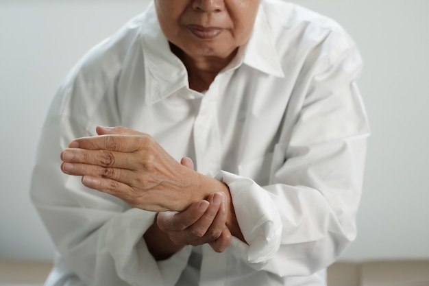 Femme âgée souffrant de douleurs de la polyarthrite rhumatoïde