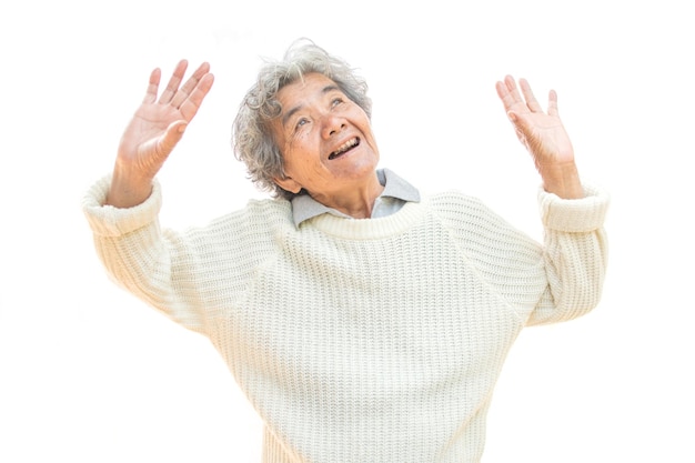 Photo une femme âgée souriante debout sur un fond blanc