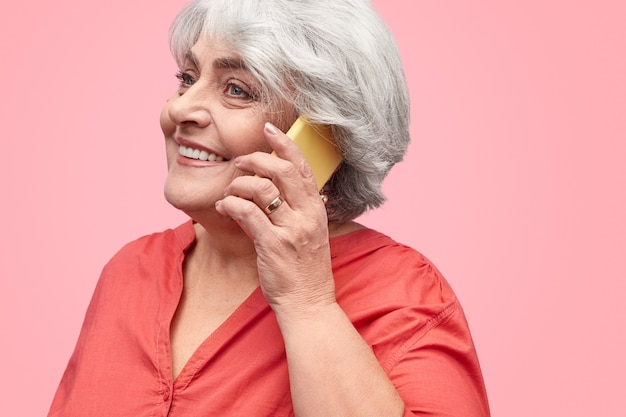 Femme âgée souriante, parler téléphone