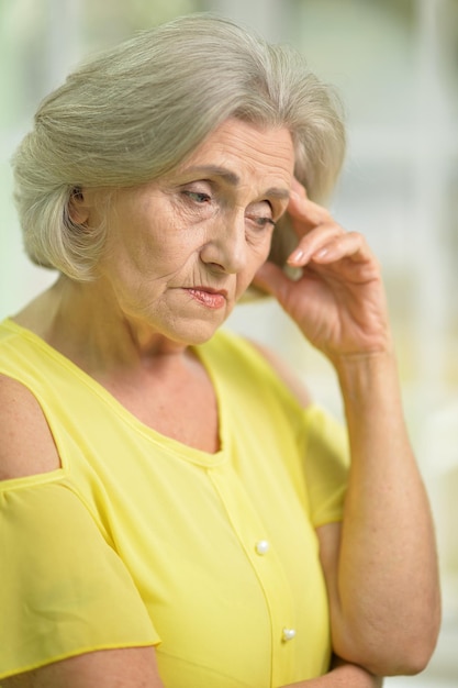 Femme âgée stressée