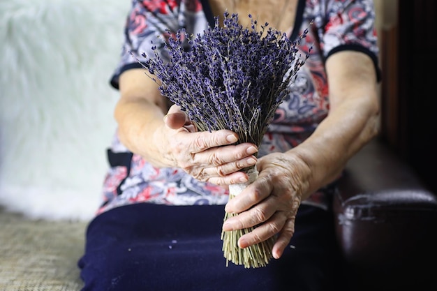 Femme âgée tenant le bouquet