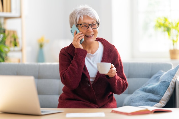 Femme âgée travaillant au bureau à domicile.