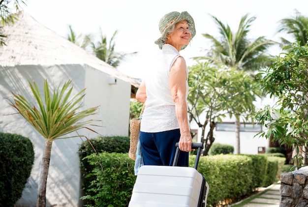 Femme âgée en vacances