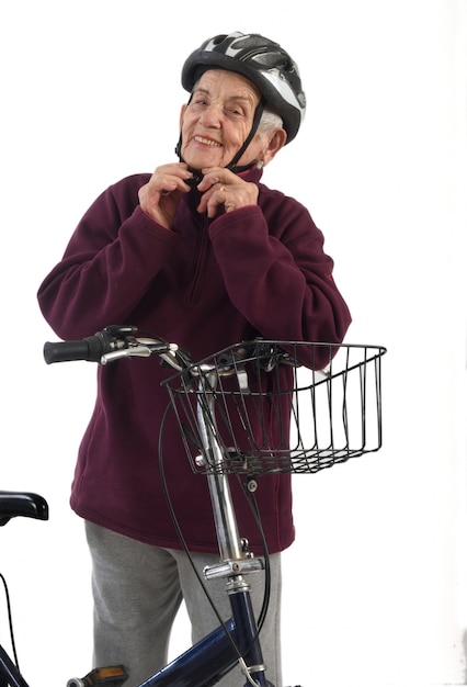 Femme âgée sur un vélo sur un fond blanc