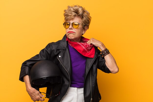 Femme âgée avec veste en mousse et casque de motocycliste