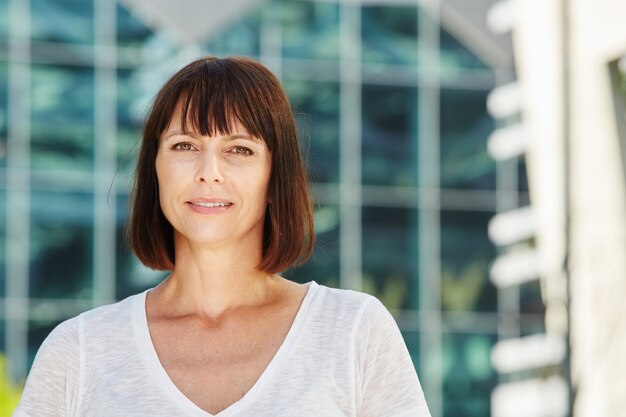 Femme âgée en ville avec une expression neutre