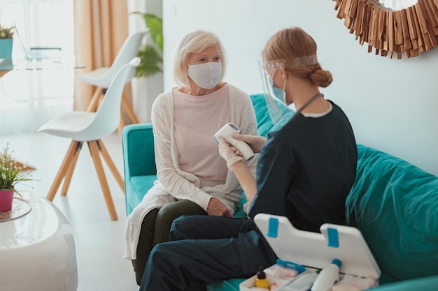 Femme âgée visitée par une infirmière de district à domicile