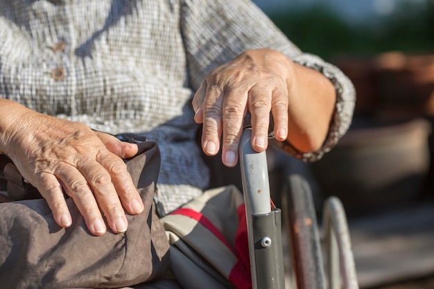 Une femme âgée voyage avec un fauteuil roulant