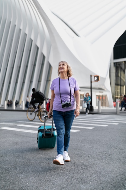 Femme âgée voyageant autour du monde