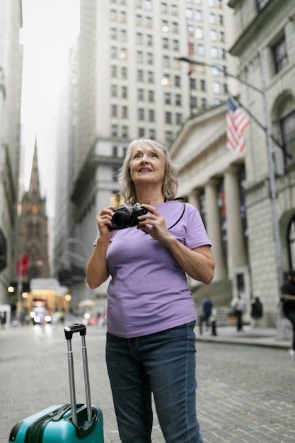 Photo femme âgée voyageant autour du monde