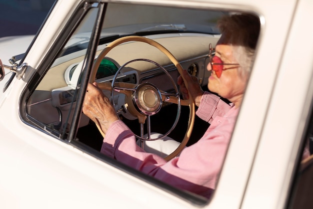 Photo femme âgée voyageant en voiture