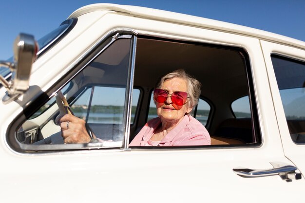 Femme âgée voyageant en voiture