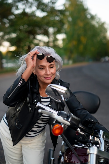 Photo femme âgée vue de face avec moto