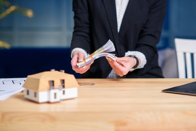 Femme Agent Immobilier Mains Compter L'argent Après Une Transaction Réussie Pour L'achat D'une Maison.