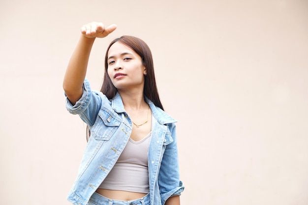 Une femme a agité la main pour lui demander de venir inx9