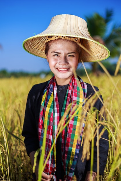 femme d&#39;agriculteur dans la rizière