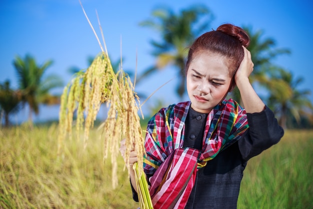 femme d&#39;agriculteur inquiet dans la rizière