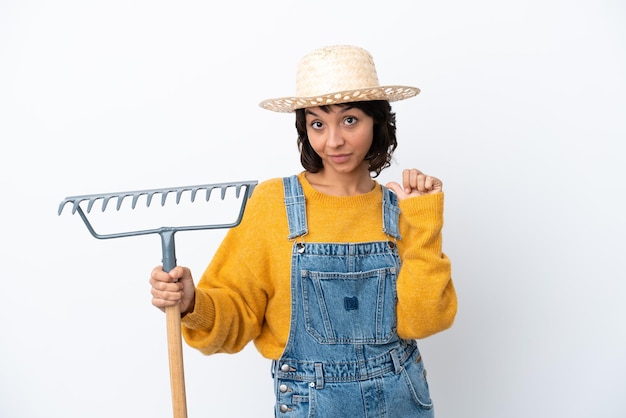 Femme agricultrice isolée sur fond blanc fière et satisfaite