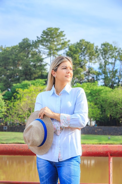 Femme agroalimentaire portant un chapeau et un jean à la fin d'une journée de travailxA