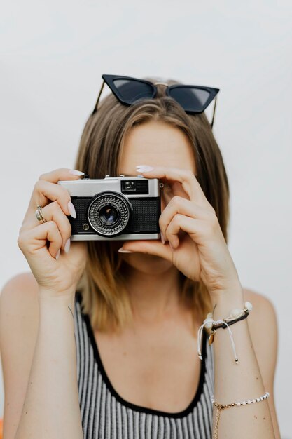 Femme à l'aide d'un appareil photo compact