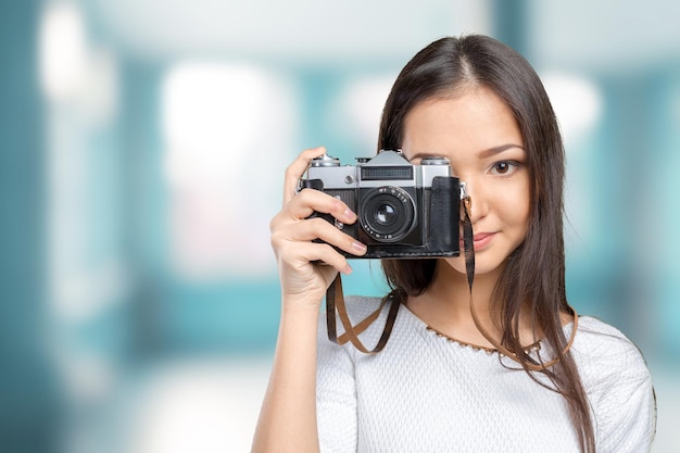 Femme à l'aide d'un appareil photo rétro